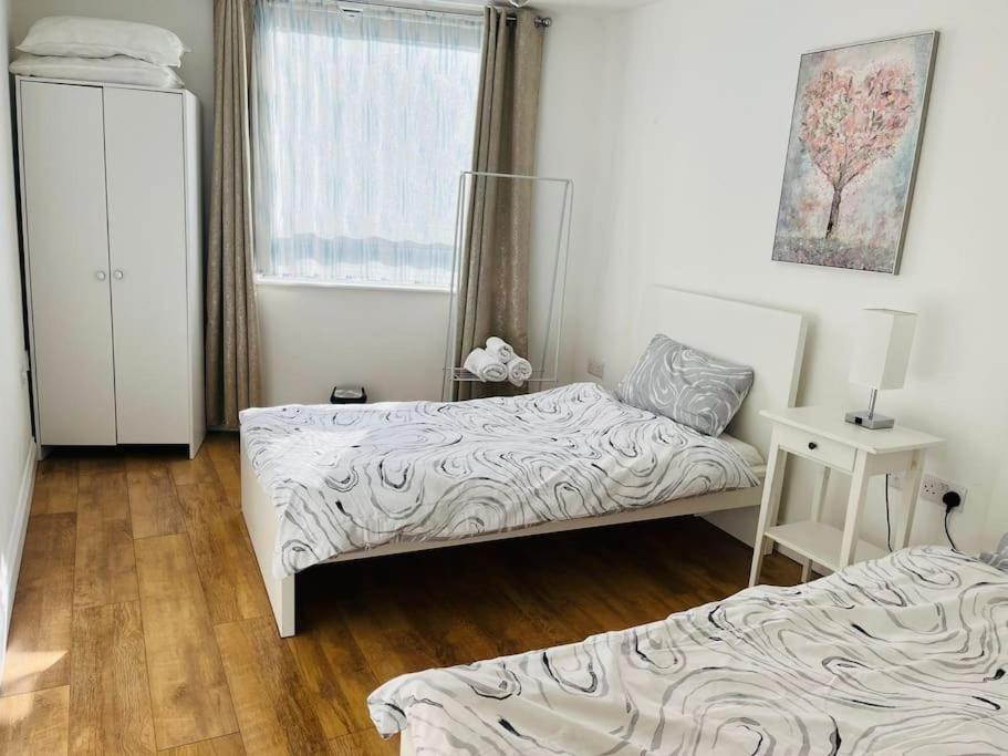 Bright And Calm Apartment - Watford Watford  Luaran gambar